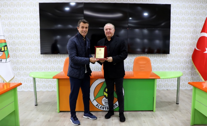 Alanyaspor’da Korkmaz’a plaketli teşekkür