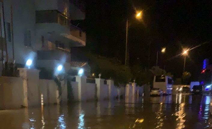 Alanya’da sağanağın ardından siteyi su bastı