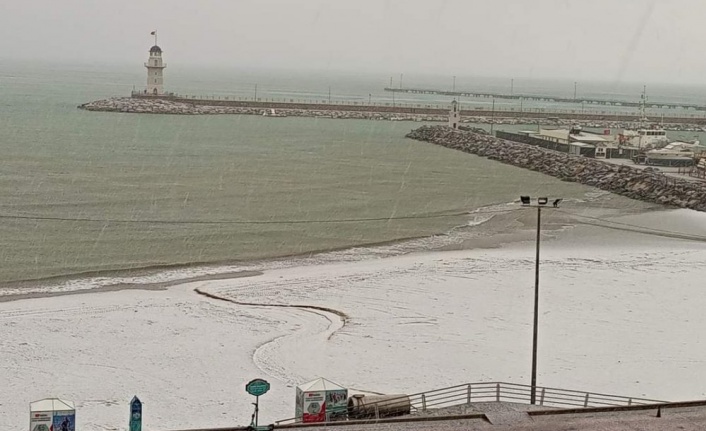 Alanya'da sahil beyaza büründü