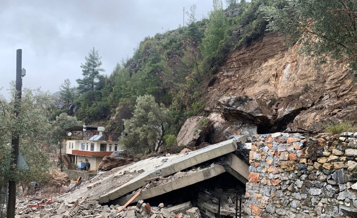 Alanya'da dağdan kopan kaya parçaları 3 katlı evi yıktı