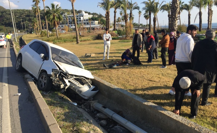 Alanya'da elektrik direğine çarpan kadın sürücü yaralandı