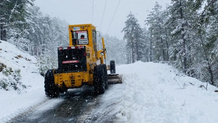 Alanya’da yollar karla kaplandı