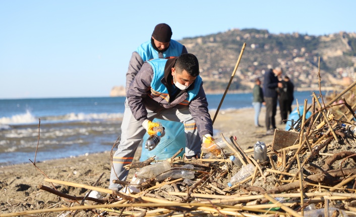 Alanya Belediyesi sahillerde temizliğe başladı