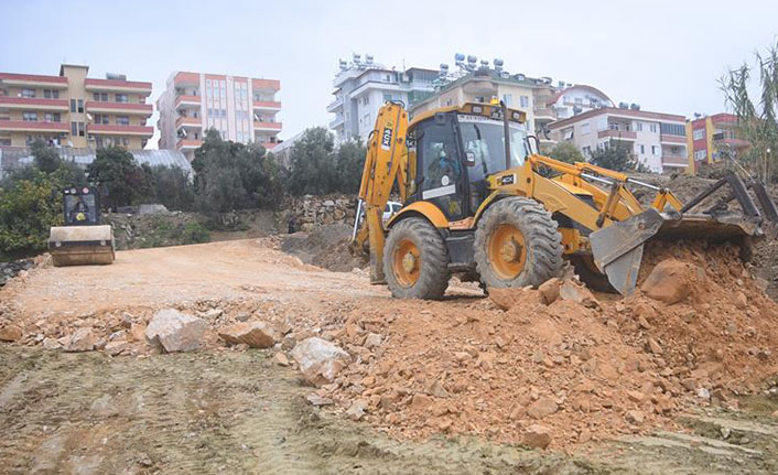 Alanya Belediyesi yol çalışmalarına hız kesmeden devam ediyor