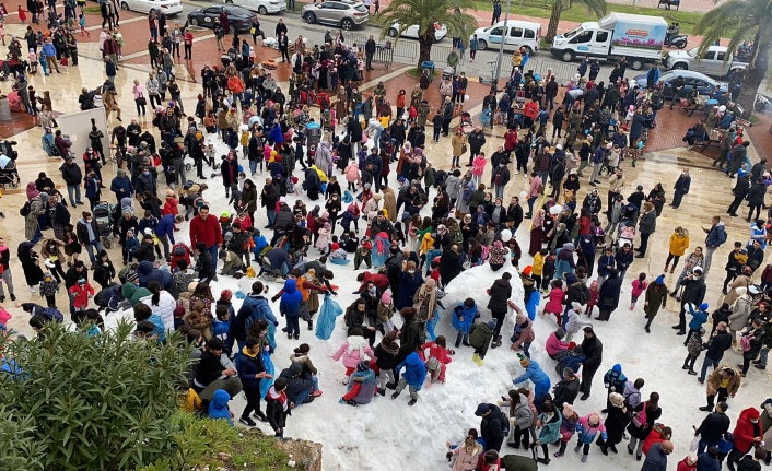 Alanya'da çocukların kar sevinci