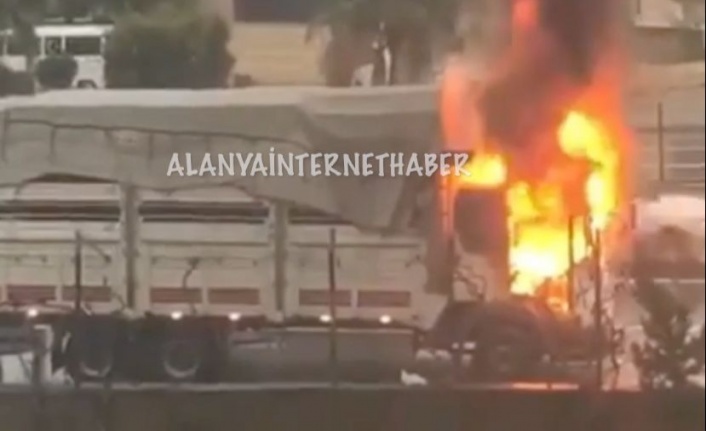 Alanya'da seyir halindeki kamyon yandı