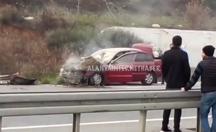 Alanya'da seyir halindeki otomobil yandı