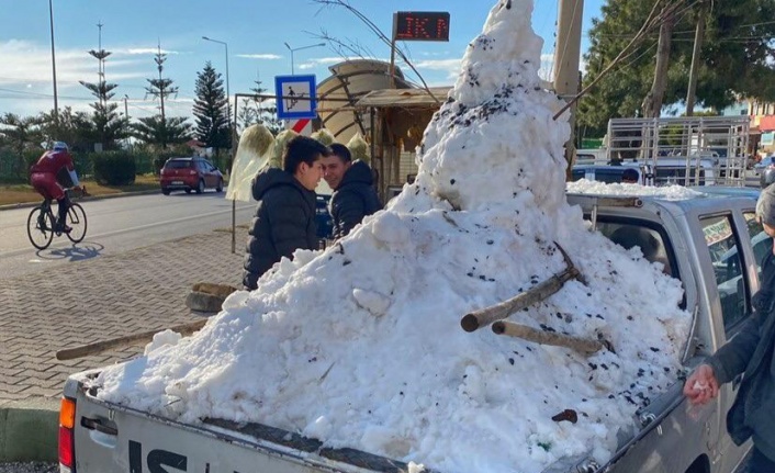 Alanya’da gençler, mahallelerindeki çocukları karla sevindirdi