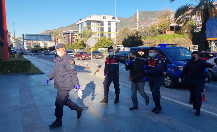 Alanya’da aranan şahıs eczaneden ilaç alırken yakalandı