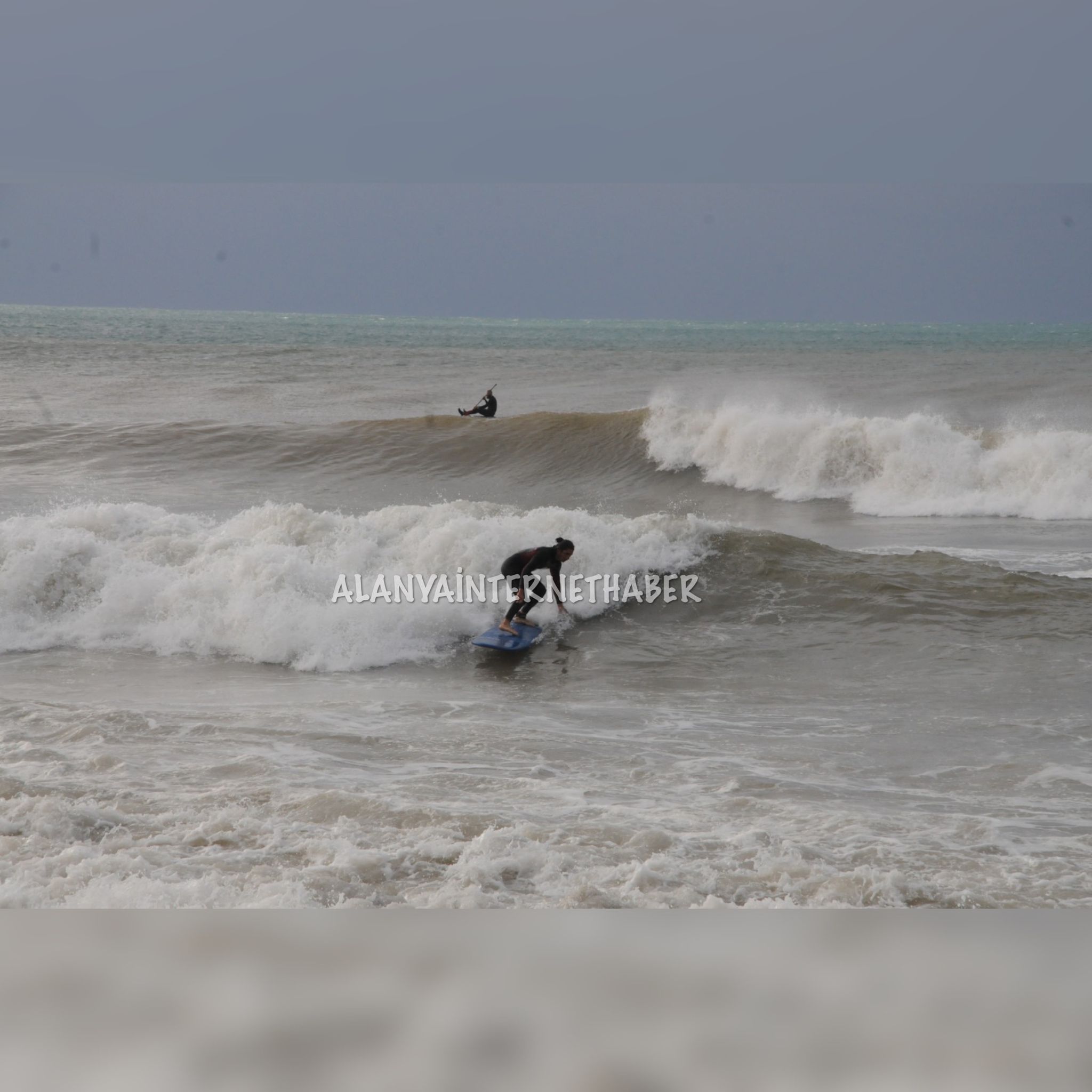 Alanya’da fırtınanın ardından sörf keyfi