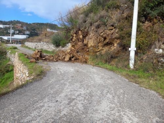 Alanya’da heyelan: yol kapandı