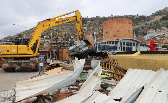 Alanya’da kaçak yapılar yıkıldı