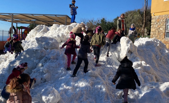 Alanya’da özel öğrencilerin kar sevinci