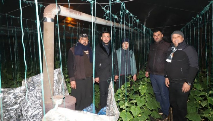 Başkan Toklu soğukta nöbet tutan üreticiyi yalnız bırakmadı