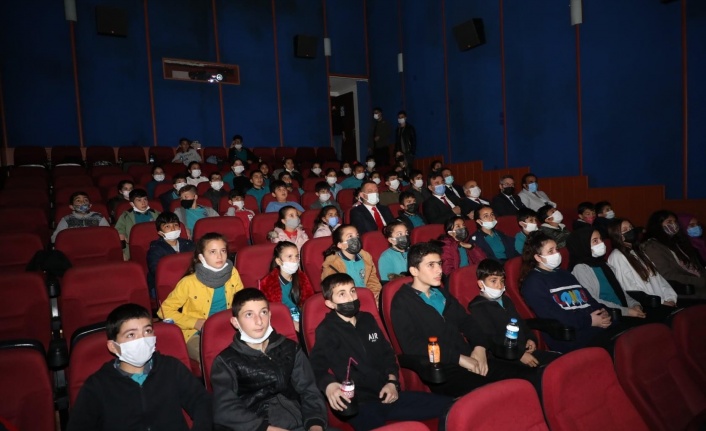 Kaymakam Ürkmezer, öğrencilerle sinema filmi izledi