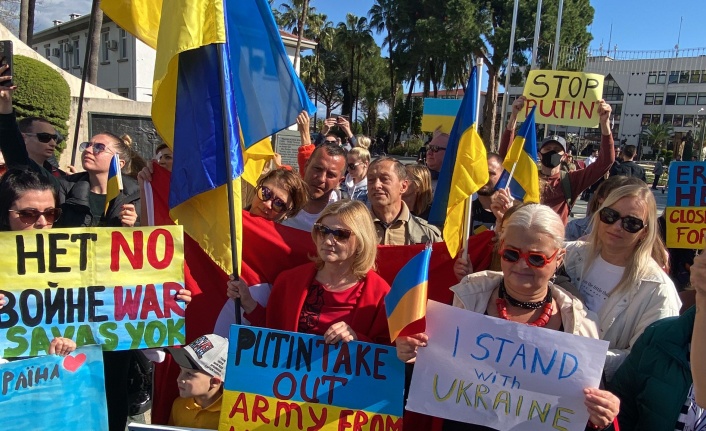 Alanya'da yaşayan Ukraynalılar, Putin'i protesto etti