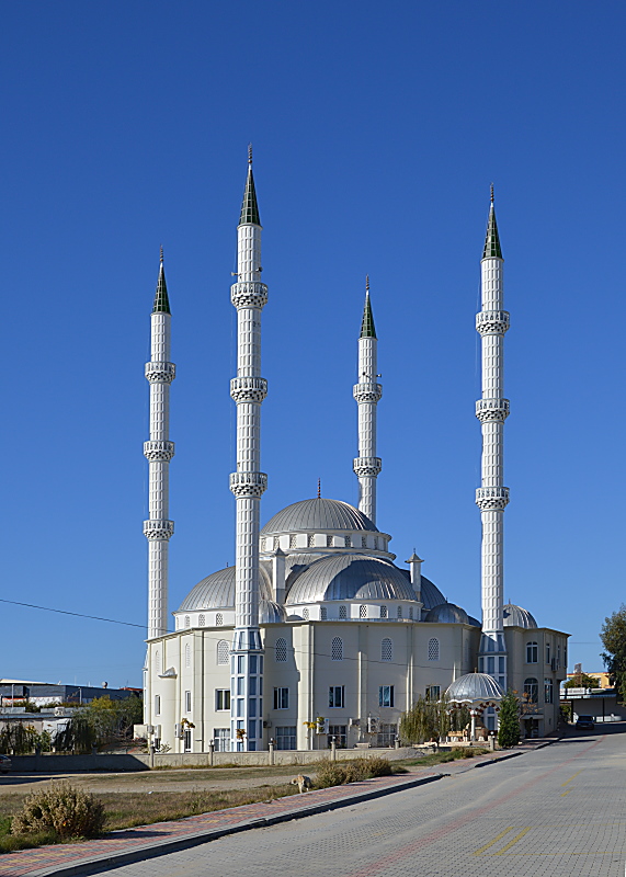 Alanya’da caminin minaresine yıldırım düştü