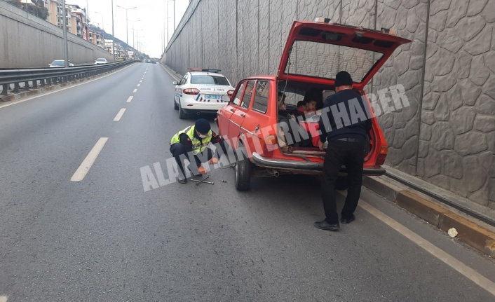 Alanya’da lastiği patlayan sürücünün imdadına jandarma yetişti