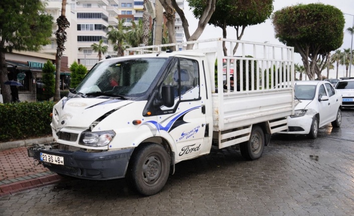 Alanya’da otomobil ile kamyonet çarpıştı!