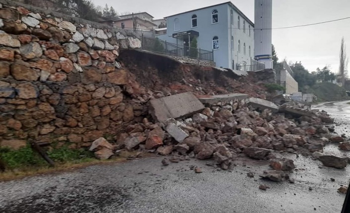 Alanya’da yağışın ardından cami duvarı çöktü