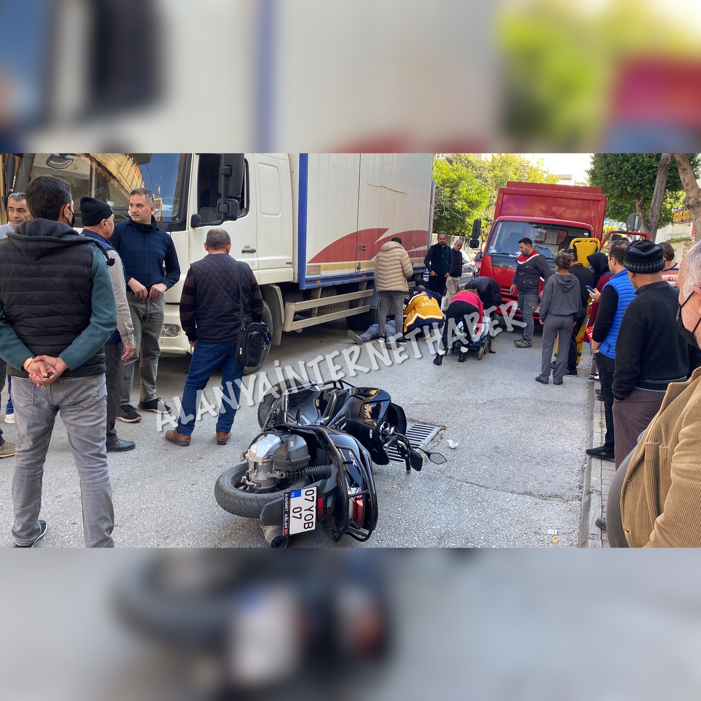 Alanya’da yolcu kapıyı açtı, motosikletli çarptı: 1 yaralı