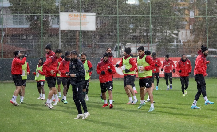 Alanyaspor, Galatasaray maçı hazırlıklarını yağmur altında sürdürdü