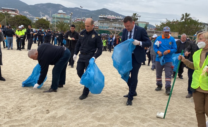 Alanya sahilinde polis ve öğrenciler temizlik yaptı