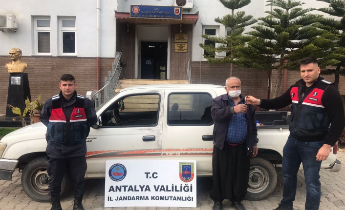 Alanya'da marketin önünde bıraktığı aracı çalındı 