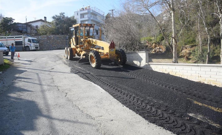 Alanya Belediyesi’nden bozulan yollara sıcak asfalt