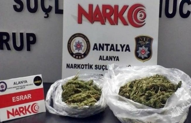 Alanya'da polis otogarda 2 kilogram uyuşturucu yakaladı