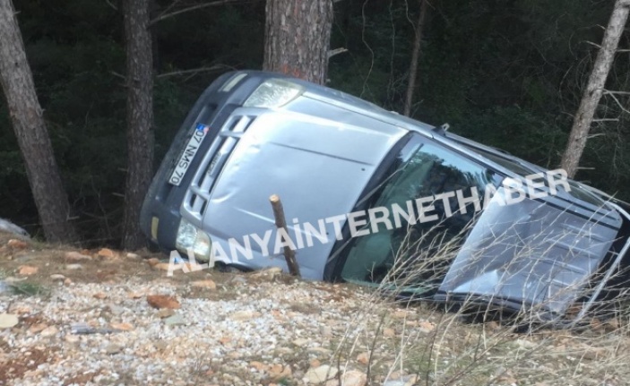 Alanya’da kamyonet 5 metre yükseklikten şarampole yuvarlandı