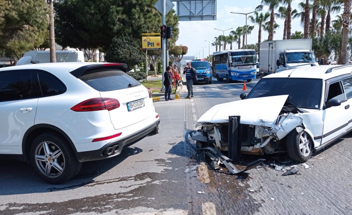 Alanya’da maddi hasarlı kaza!