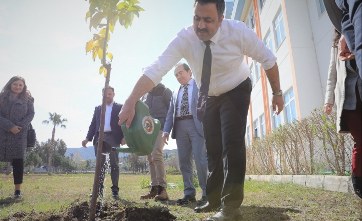 ALKÜ’de meyve fidanları toprakla buluştu