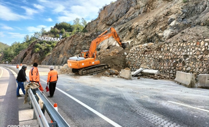 Gazipaşa’da Alanya yolu tek şeritten trafiğe açıldı