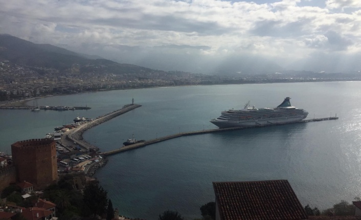 Alanya'ya yılın ilk kurvaziyer gemisi geldi