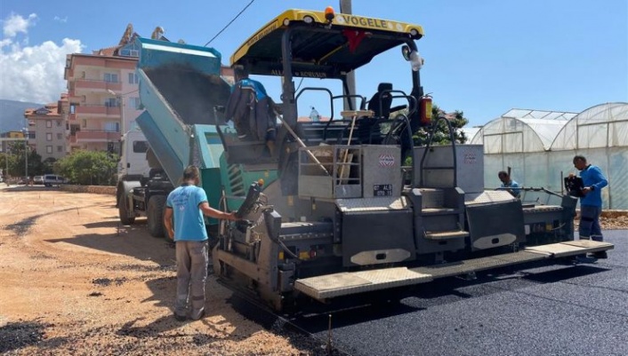 Alanya’da yeni açılan yollar asfaltlanıyor