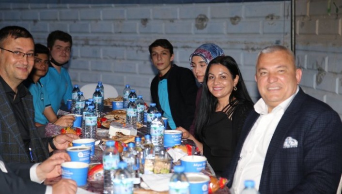 Başkan Mehmet Şahin orucunu öğrencilerle açtı