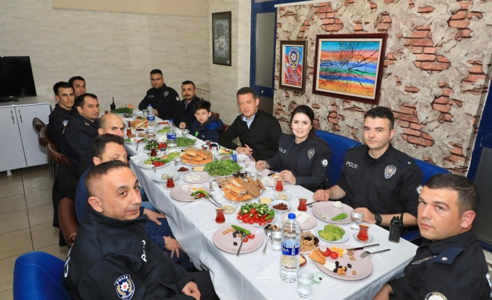 Kaymakam Ürkmezer polislerle sahur yaptı