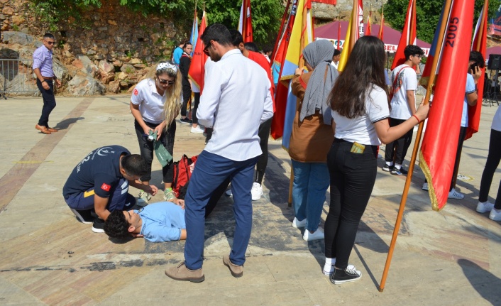 19 Mayıs töreninde bir öğrenci baygınlık geçirdi