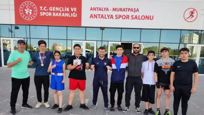 Alanya Belediyespor oyuncularından gövde gösterisi