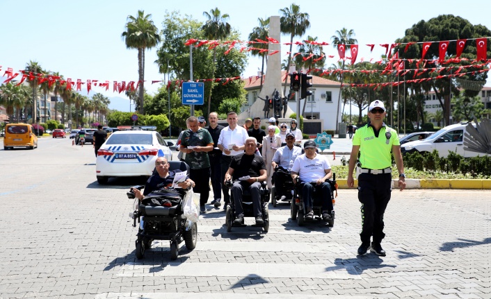 Alanya'da engelli bireylerden sürücülere yanlış park uyarısı