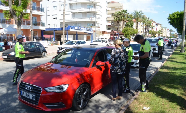 Alanya'da yayalara yol vermeyen sürücülere ceza!