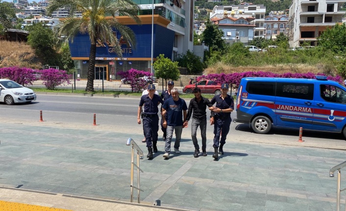 Alanya’da 3 göçmen kaçakçısı adliyeye sevk edildi