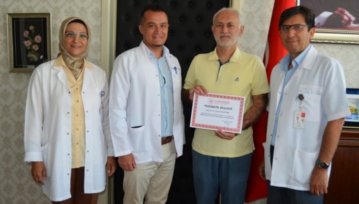 Alanya’da emektar sağlıkçıya teşekkür belgesi