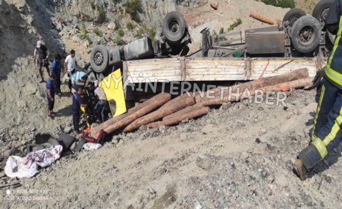 Alanya’da tomruk yüklü TIR devrildi: 1 yaralı