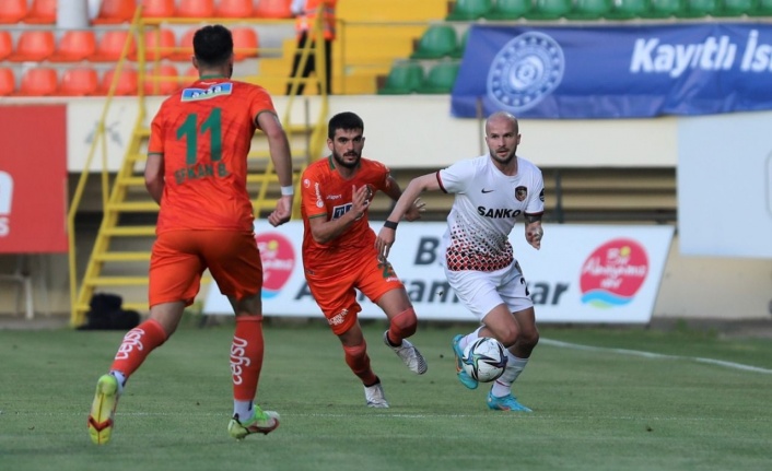 Alanyaspor evinde farklı kazandı