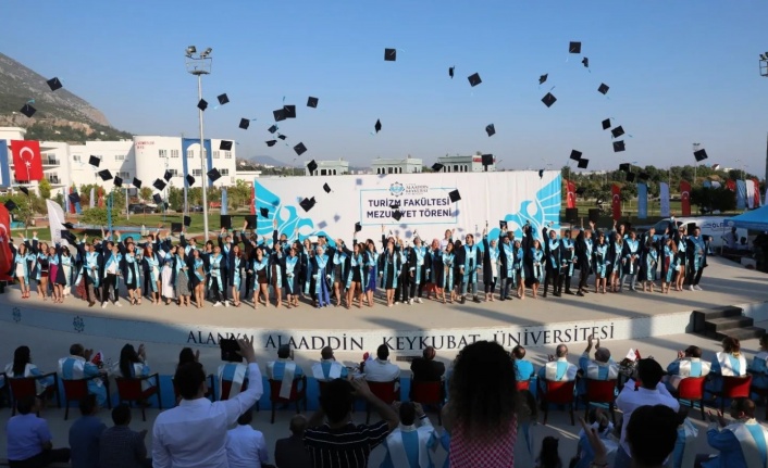 ALKÜ Turizm Fakültesi'nde mezuniyet heyecanı