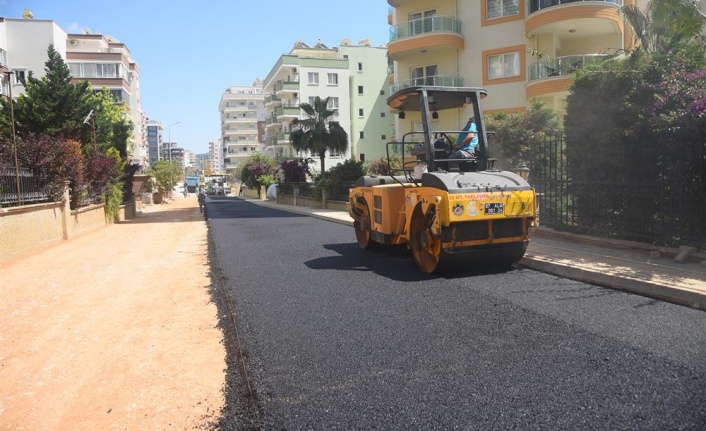 Alanya Belediyesi sıcak asfalt çalışmasına devam ediyor