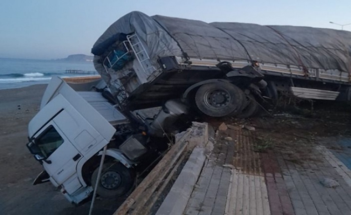 Alanya'da TIR istinat duvarında asılı kaldı