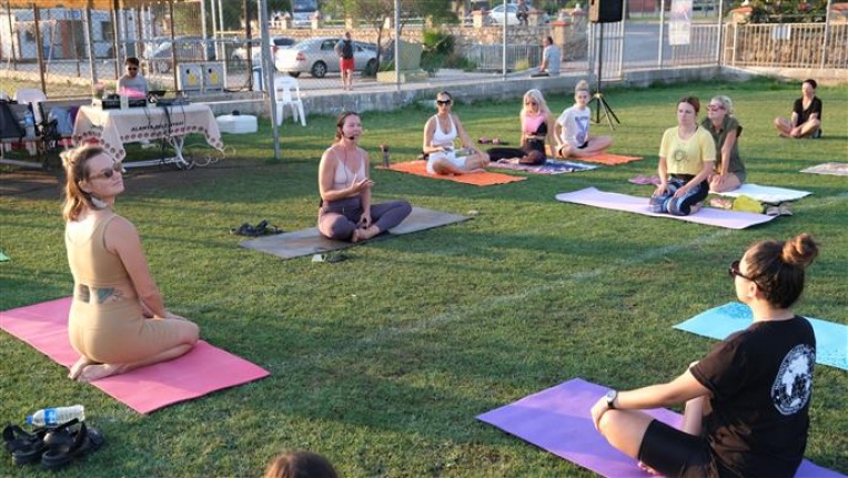 Alanya'da yaşayanlar yoga etkinliğinde buluştu